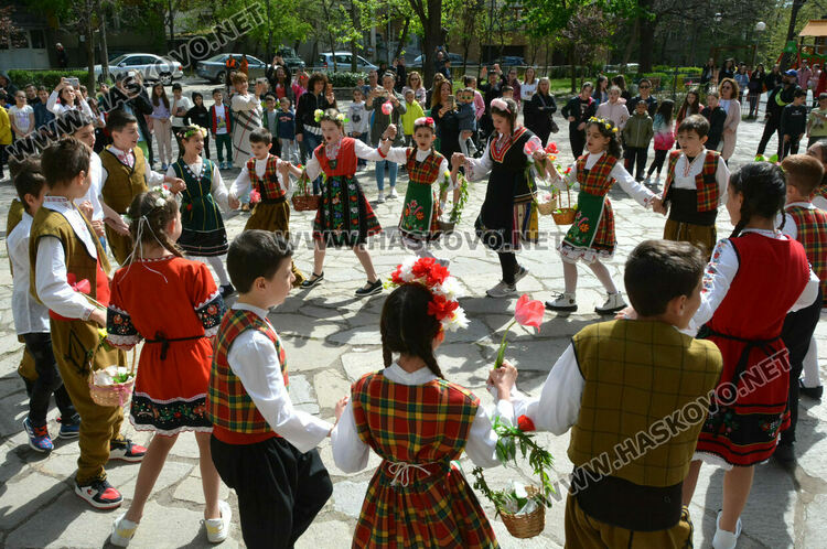 Лазарки пяха песни за здраве в училище „Иван Рилски“