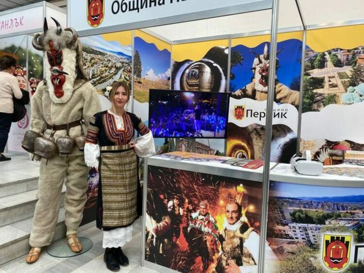 С изключително атрактивен щанд Община Перник посреща посетителите на XVII Международно туристическо изложение „Културен туризъм“ във Велико Търново