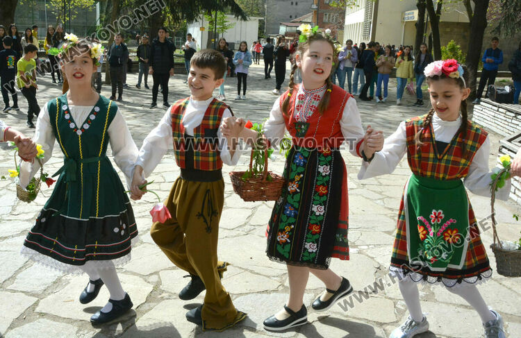 Лазарки пяха песни за здраве в училище „Иван Рилски“