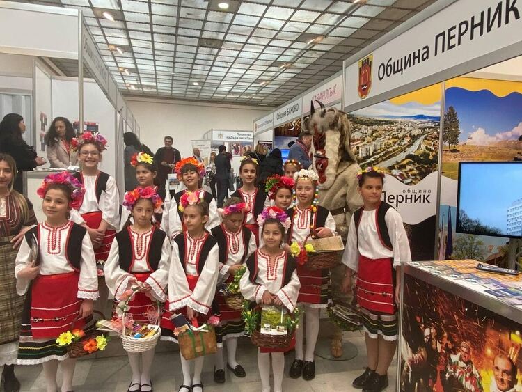 С изключително атрактивен щанд Община Перник посреща посетителите на XVII Международно туристическо изложение „Културен туризъм“ във Велико Търново