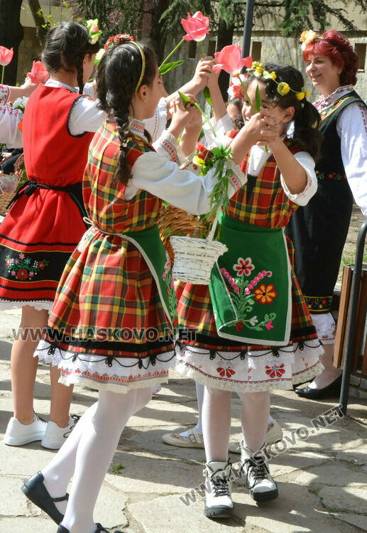 Лазарки пяха песни за здраве в училище „Иван Рилски“