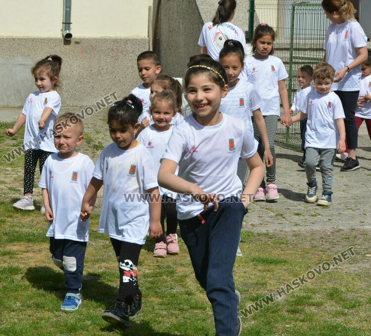 Децата от градината в Стамболийски си засадиха лехи с цветя и билки