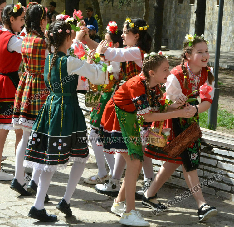 Лазарки пяха песни за здраве в училище „Иван Рилски“