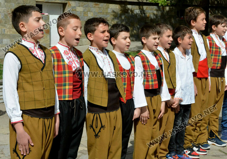 Лазарки пяха песни за здраве в училище „Иван Рилски“