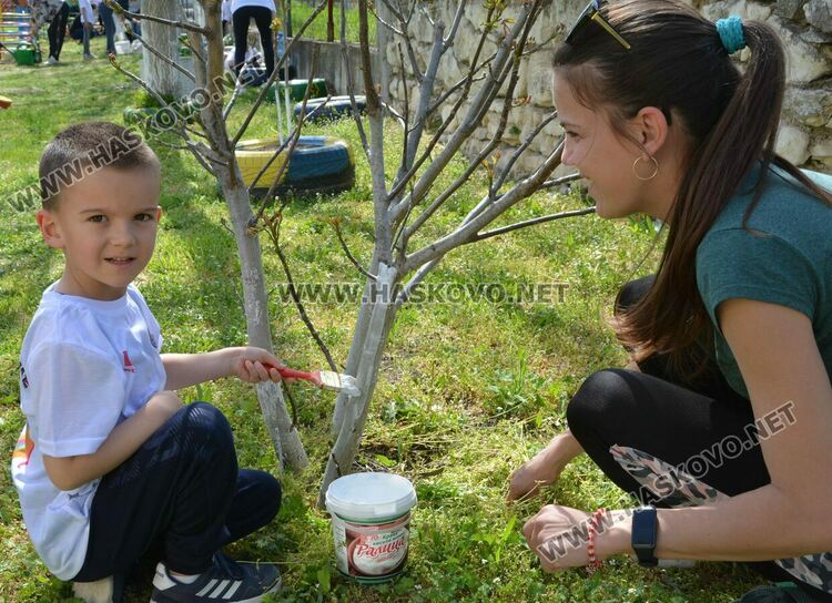 Децата от градината в Стамболийски си засадиха лехи с цветя и билки