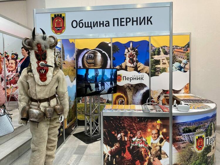 С изключително атрактивен щанд Община Перник посреща посетителите на XVII Международно туристическо изложение „Културен туризъм“ във Велико Търново