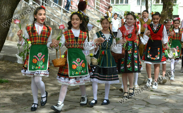 Лазарки пяха песни за здраве в училище „Иван Рилски“