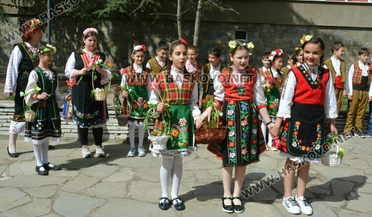 Лазарки пяха песни за здраве в училище „Иван Рилски“