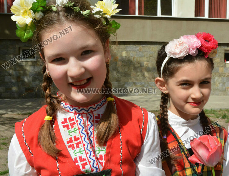 Лазарки пяха песни за здраве в училище „Иван Рилски“