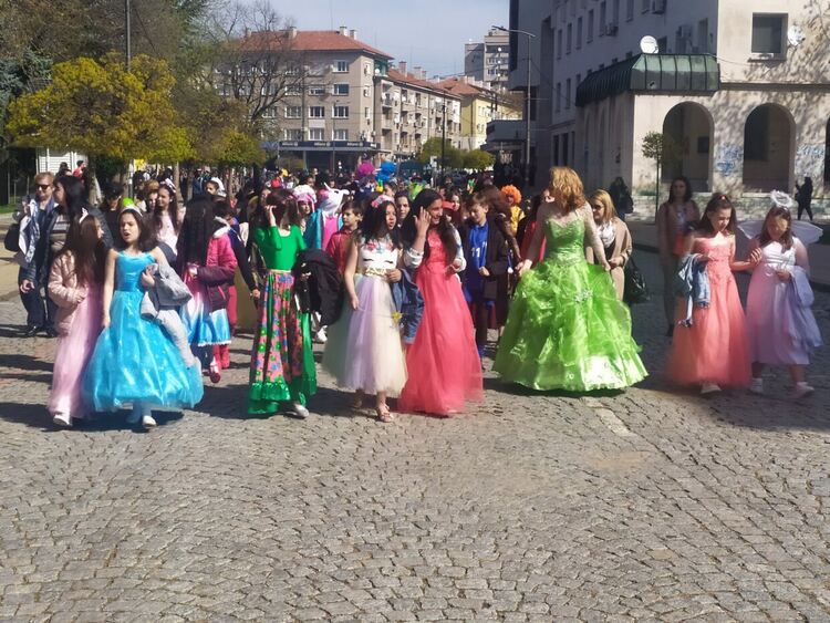 Пролетен детски карнавал събра децата на Кърджали