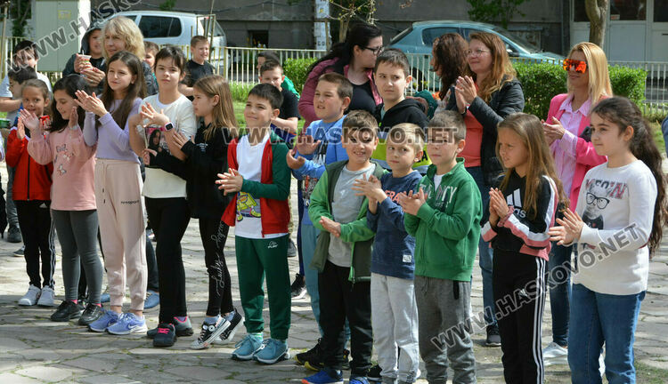 Лазарки пяха песни за здраве в училище „Иван Рилски“