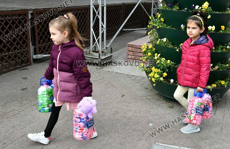 Деца и възрастни се включиха в кампанията за събиране на капачки и кенчета в Хасково