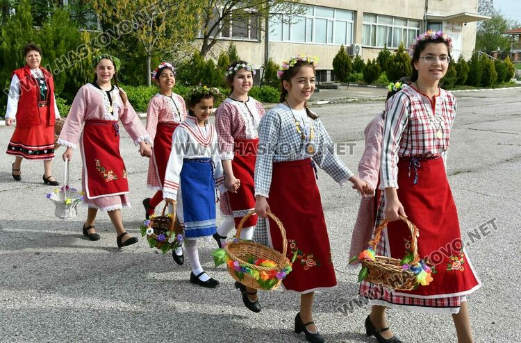Момичета в носии лазаруваха в Добрич 