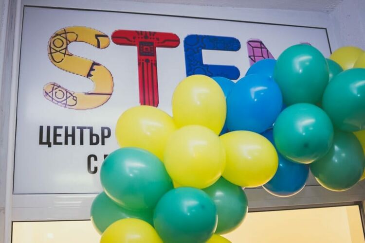 Лазарки поздравиха гостите на "Златаров", дошли за откриването на STEM центъра