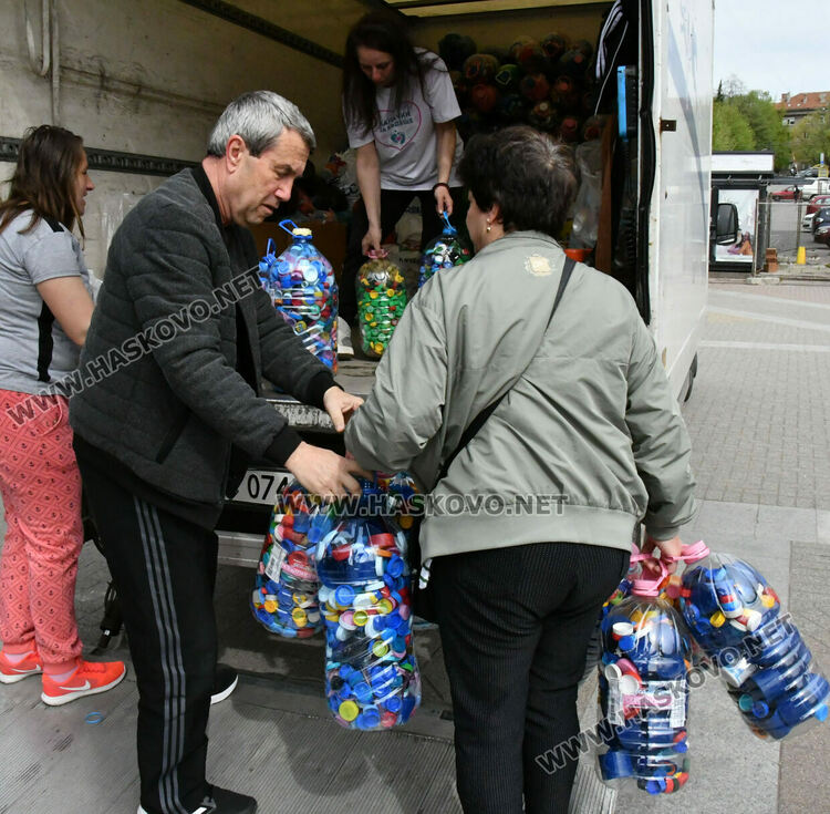 Деца и възрастни се включиха в кампанията за събиране на капачки и кенчета в Хасково