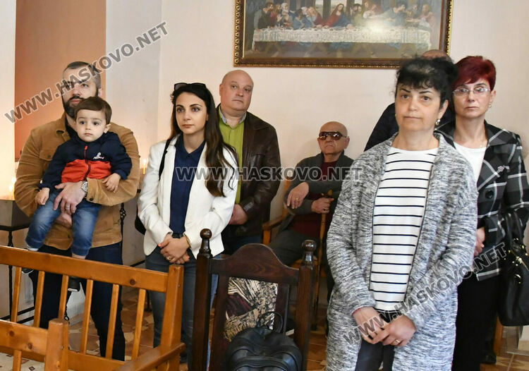 Литургия за арменския Великден, раздадоха боядисани яйца и козунаци