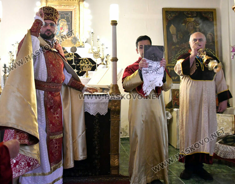 Литургия за арменския Великден, раздадоха боядисани яйца и козунаци