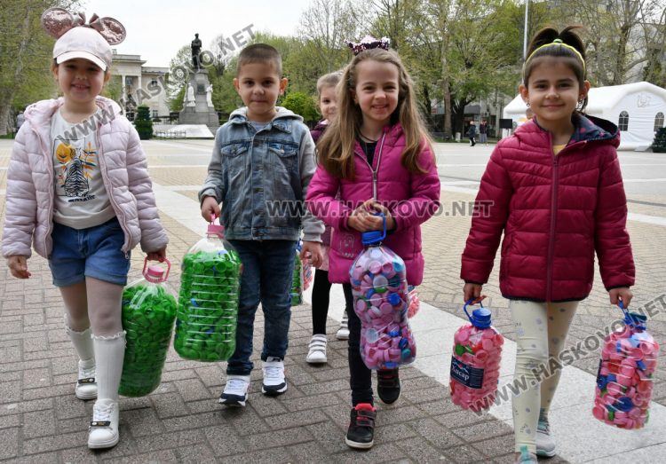 Деца и възрастни се включиха в кампанията за събиране на капачки и кенчета в Хасково