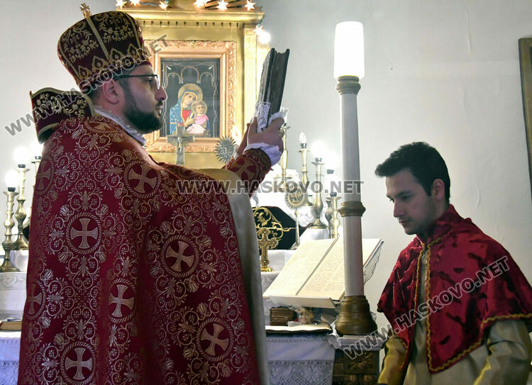 Литургия за арменския Великден, раздадоха боядисани яйца и козунаци
