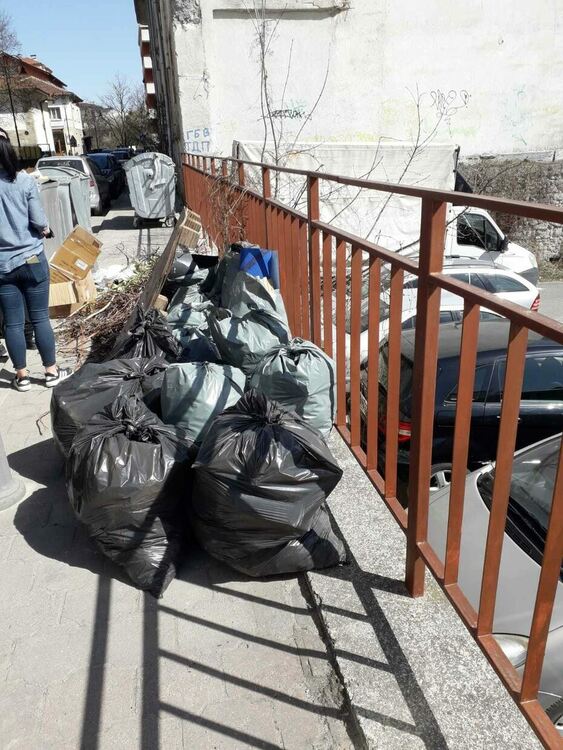 Служители на общинската администрация в Смолян почистваха и засаждаха цветя