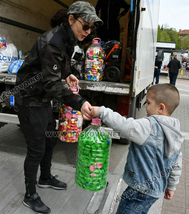 Деца и възрастни се включиха в кампанията за събиране на капачки и кенчета в Хасково