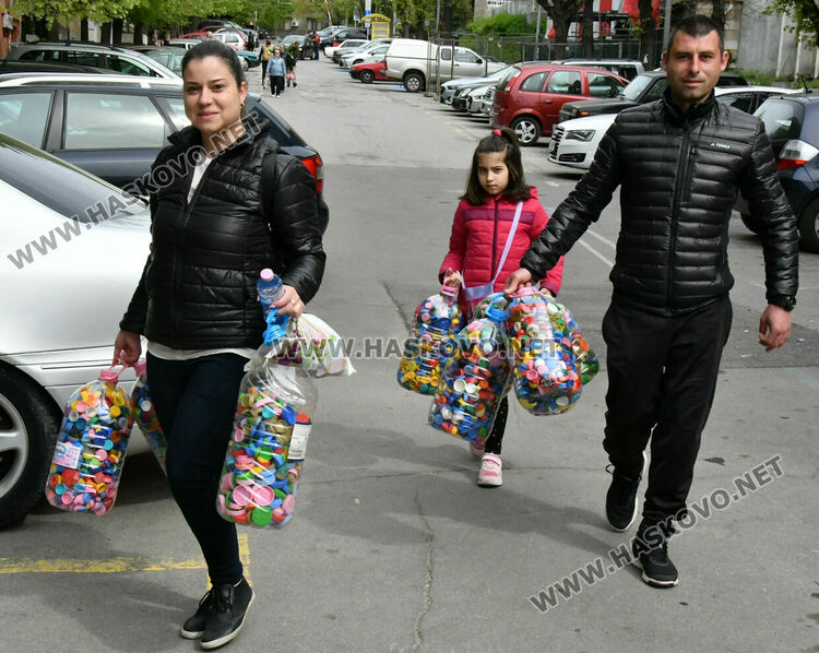 Деца и възрастни се включиха в кампанията за събиране на капачки и кенчета в Хасково