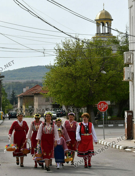 Момичета в носии лазаруваха в Добрич 