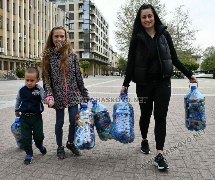 Деца и възрастни се включиха в кампанията за събиране на капачки и кенчета в Хасково
