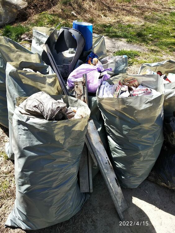 Служители на общинската администрация в Смолян почистваха и засаждаха цветя