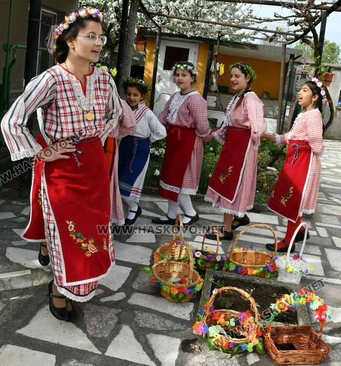 Момичета в носии лазаруваха в Добрич 