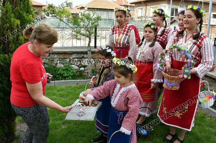 Момичета в носии лазаруваха в Добрич 