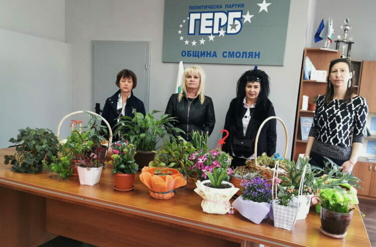 Жени ГЕРБ дариха цветя на старите хора във Фатово 