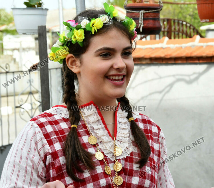 Момичета в носии лазаруваха в Добрич 