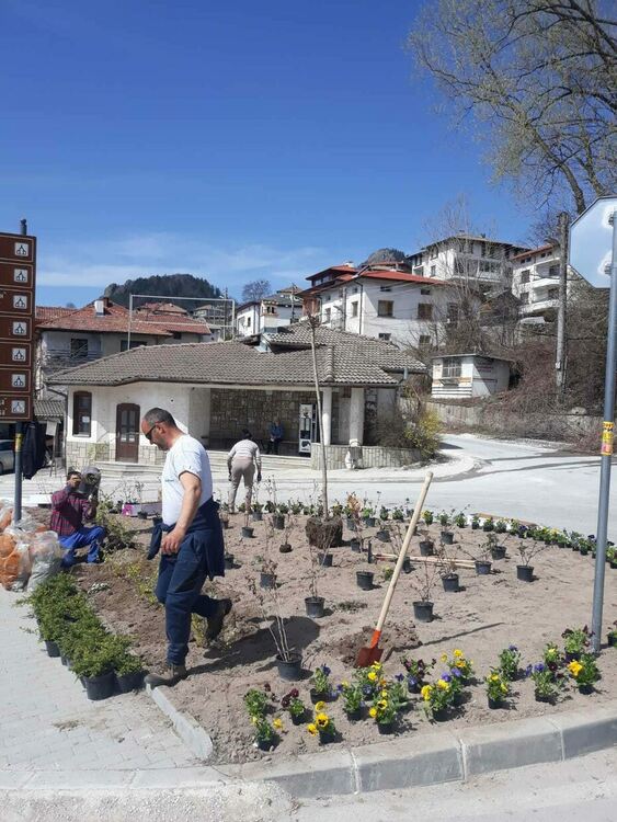 Служители на общинската администрация в Смолян почистваха и засаждаха цветя