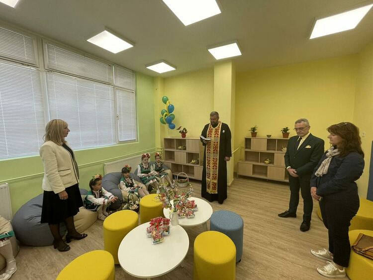 Лазарки поздравиха гостите на "Златаров", дошли за откриването на STEM центъра