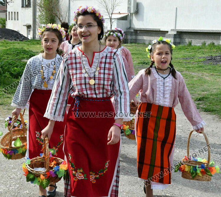 Момичета в носии лазаруваха в Добрич 