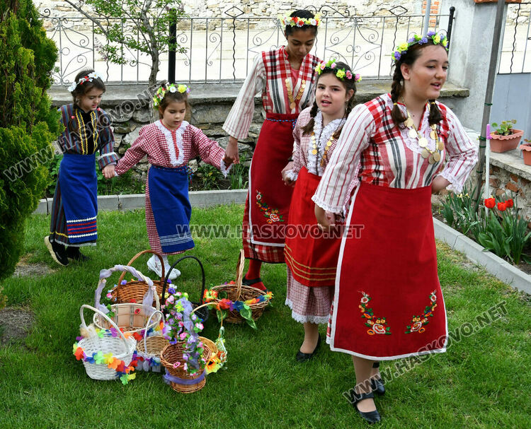 Момичета в носии лазаруваха в Добрич 