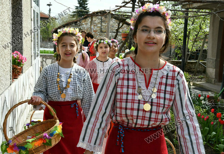 Момичета в носии лазаруваха в Добрич 