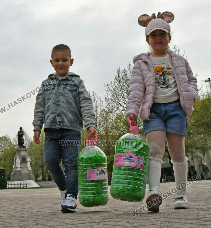 Деца и възрастни се включиха в кампанията за събиране на капачки и кенчета в Хасково