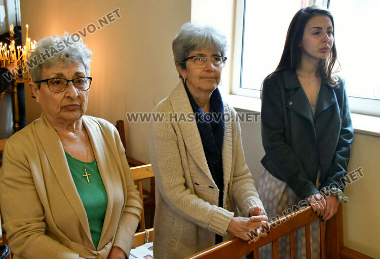 Литургия за арменския Великден, раздадоха боядисани яйца и козунаци