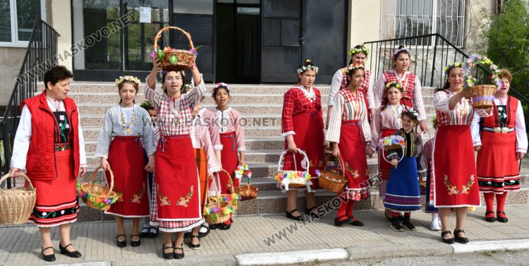 Момичета в носии лазаруваха в Добрич 