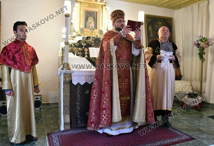 Литургия за арменския Великден, раздадоха боядисани яйца и козунаци