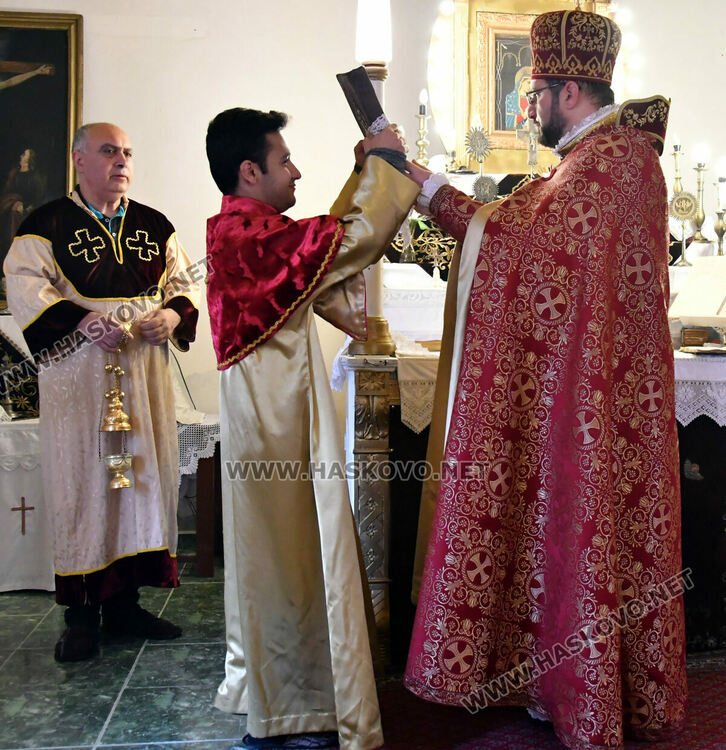 Литургия за арменския Великден, раздадоха боядисани яйца и козунаци