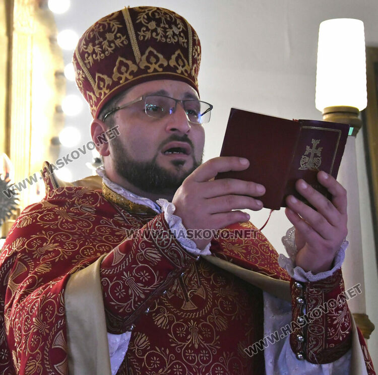 Литургия за арменския Великден, раздадоха боядисани яйца и козунаци