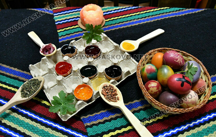 Деца боядисваха яйца в музея в Хасково