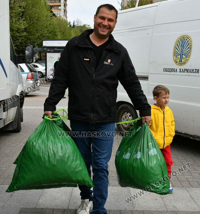 Деца и възрастни се включиха в кампанията за събиране на капачки и кенчета в Хасково