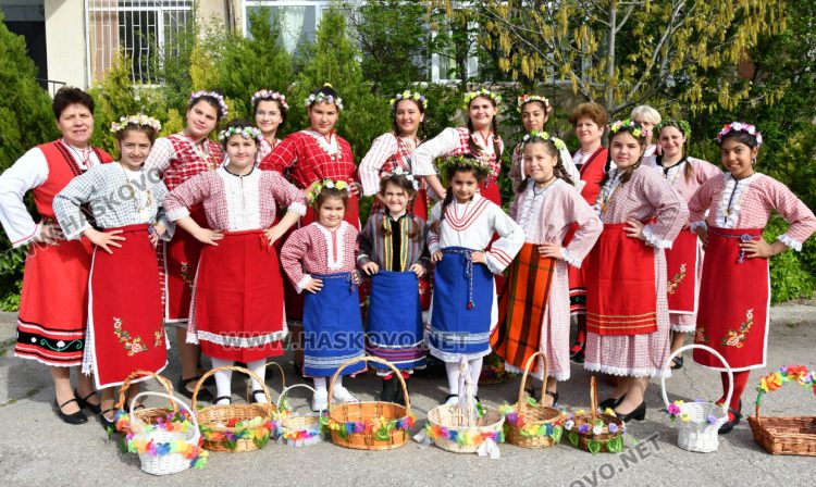 Момичета в носии лазаруваха в Добрич 