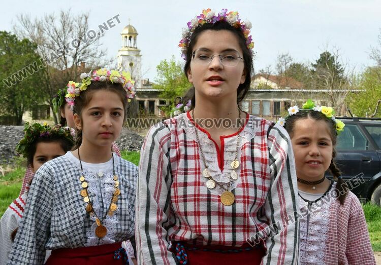 Момичета в носии лазаруваха в Добрич 