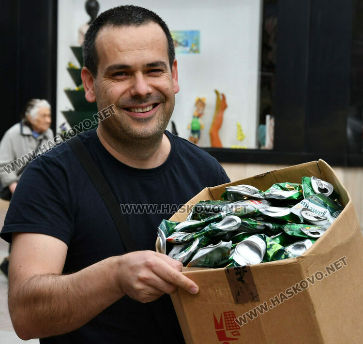 Деца и възрастни се включиха в кампанията за събиране на капачки и кенчета в Хасково