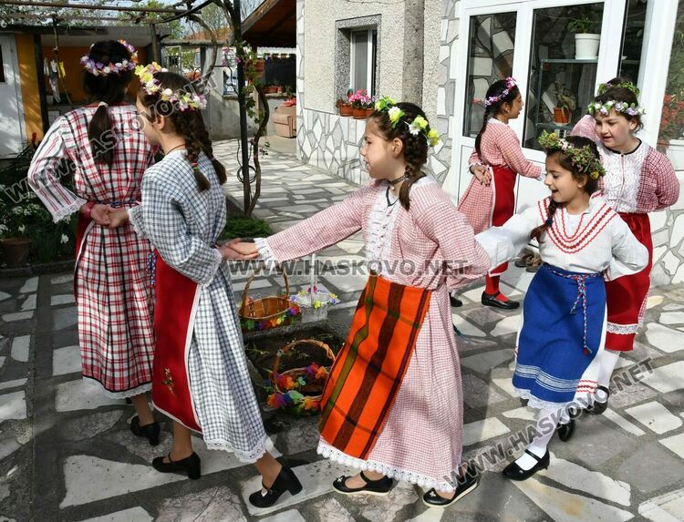 Момичета в носии лазаруваха в Добрич 